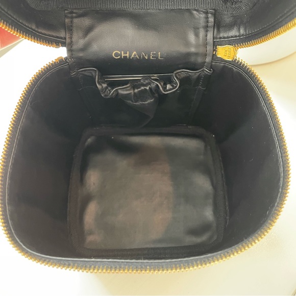 CHANEL Black Lambskin Cosmetic Vanity Case with Gold Hardware - Picture 7 of 16